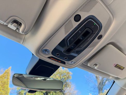 Used 2023 Bentley Bentayga Extended Wheelbase image 34