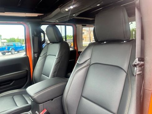 Used 2025 Jeep Wrangler Unlimited Sahara AWD/4WD image 4