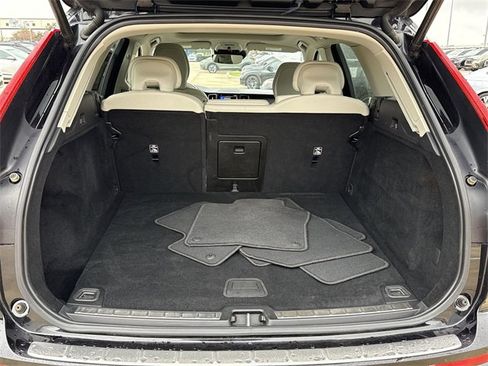 Used 2021 Volvo XC60 T5 Momentum w/ Climate Package image 12