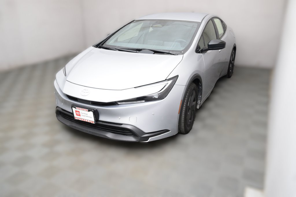 Certified 2025 Toyota Prius LE FWD image 1