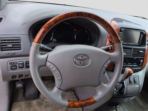 Used 2009 Toyota Sienna XLE image 25