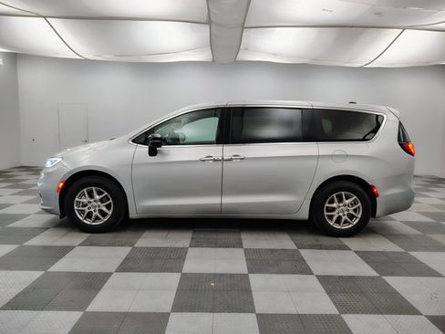 Used 2024 Chrysler Pacifica Touring-L FWD image 4