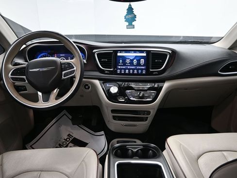 Used 2018 Chrysler Pacifica Limited image 31