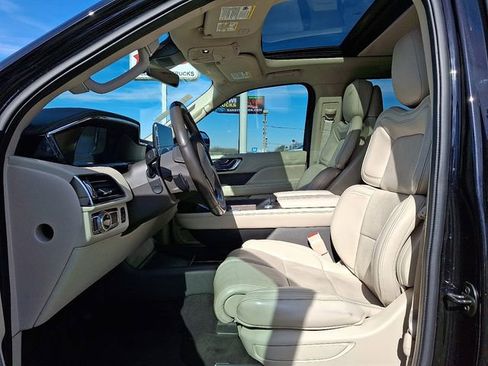 Used 2019 Lincoln Navigator Reserve image 11