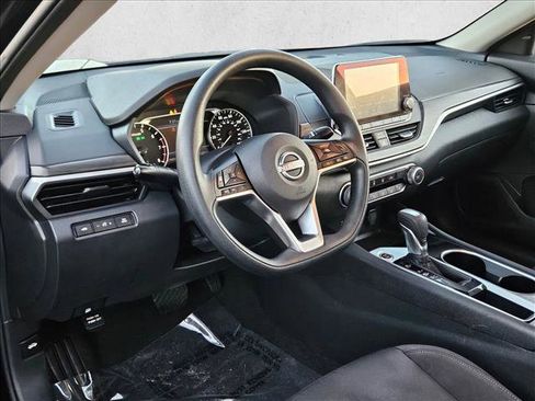 Used 2024 Nissan Altima 2.5 SV image 10