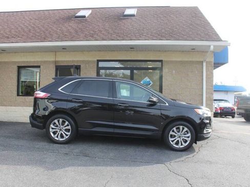 Used 2024 Ford Edge Titanium image 2