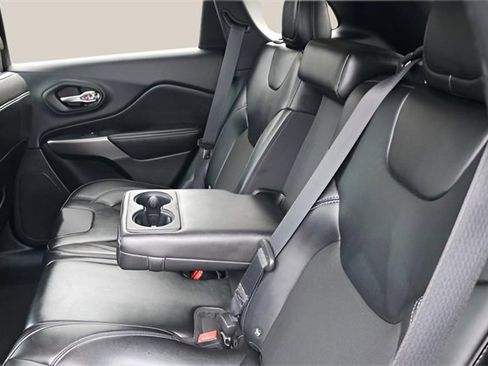 Used 2019 Jeep Cherokee Latitude Plus w/ Comfort/Convenience Group image 15