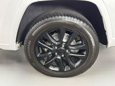 Used 2021 Jeep Grand Cherokee Laredo X AWD/4WD image 36