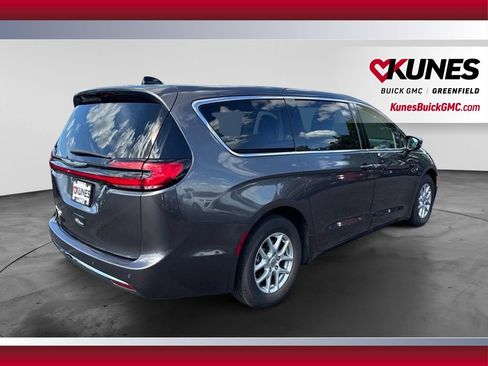 Used 2023 Chrysler Pacifica Touring-L FWD image 5