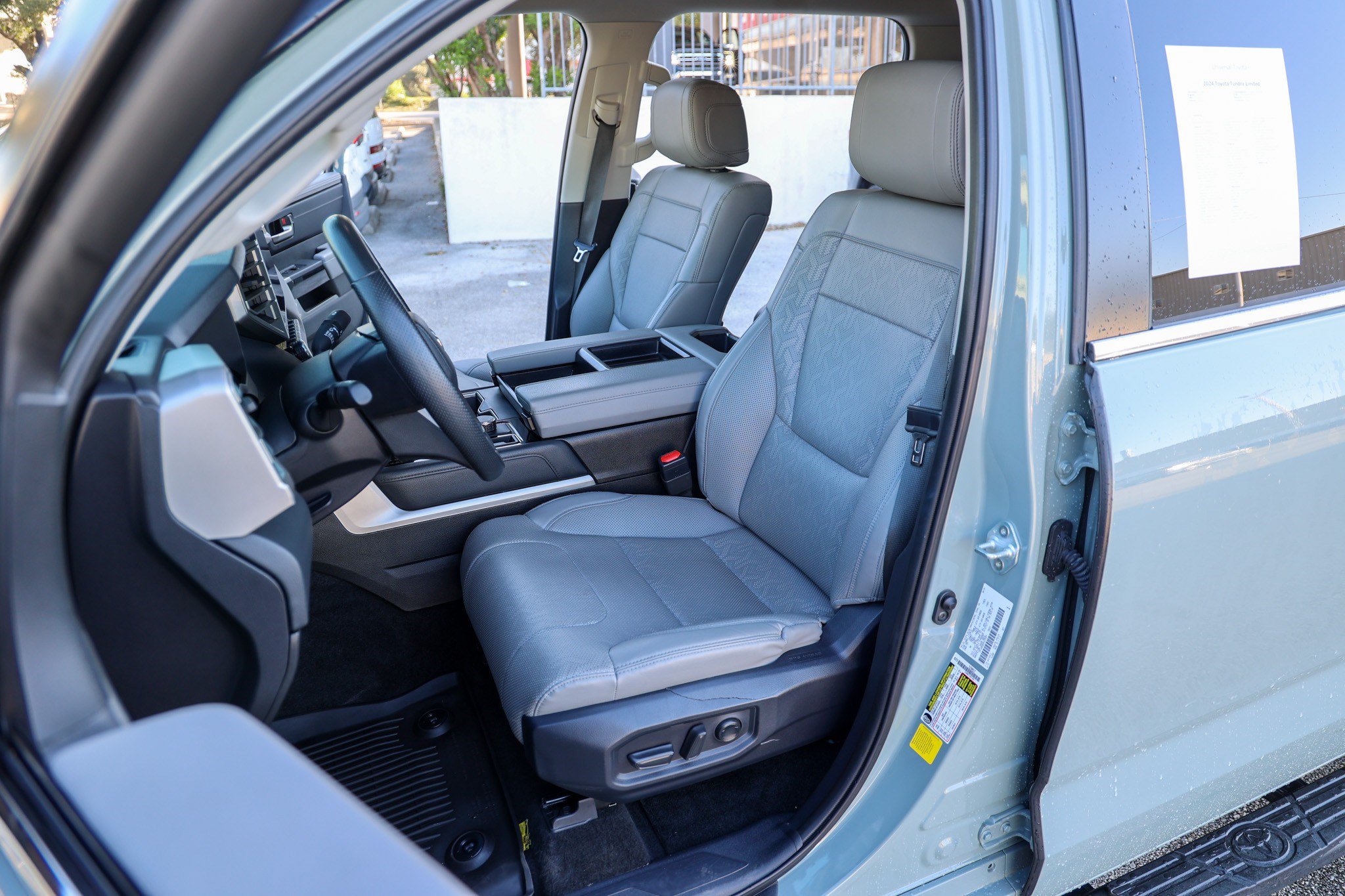 Used 2024 Toyota Tundra Limited AWD/4WD image 35