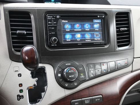 Used 2014 Toyota Sienna XLE FWD image 13
