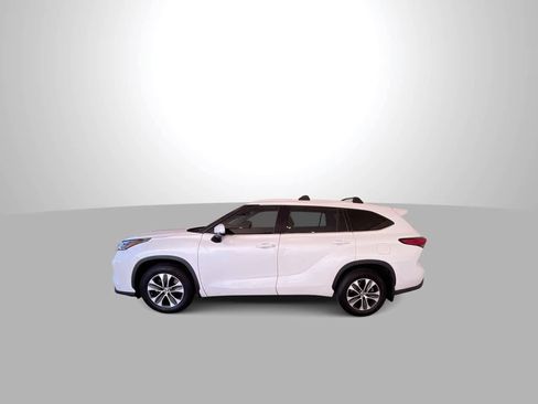 Used 2022 Toyota Highlander XLE AWD/4WD image 5