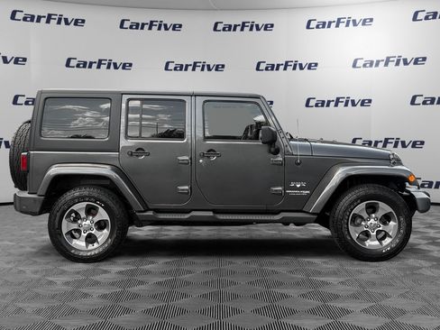 Used 2018 Jeep Wrangler Unlimited Sahara w/ Connectivity Group AWD/4WD image 6