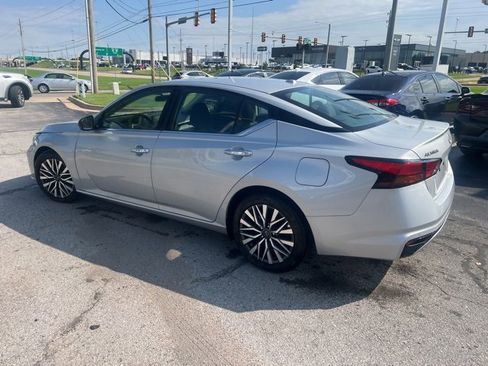 Used 2024 Nissan Altima 2.5 SV image 5