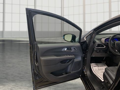 New 2026 Chrysler Pacifica Select image 18