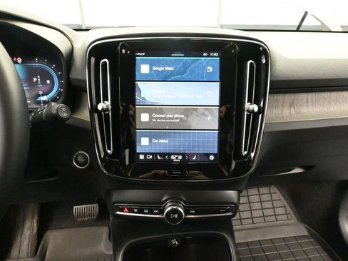 Used 2023 Volvo XC40 B5 Core image 32