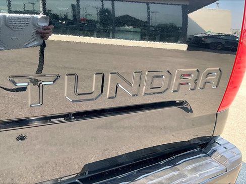 Used 2018 Toyota Tundra Limited w/ Limited Premium Package AWD/4WD image 8