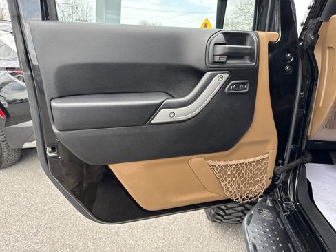 Used 2016 Jeep Wrangler Unlimited Rubicon w/ Connectivity Group image 15