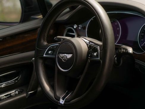 Used 2018 Bentley Bentayga AWD/4WD image 41