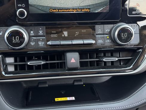 Used 2023 Toyota Highlander XLE FWD image 17
