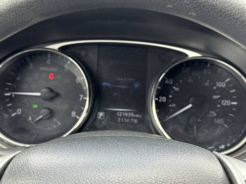 Used 2015 Nissan Rogue SV AWD/4WD image 3