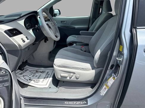 Used 2011 Toyota Sienna LE w/ Towing Pkg FWD image 11