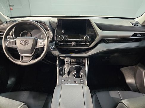 Certified 2025 Toyota Highlander XLE image 10