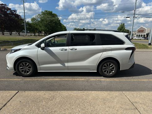 Used 2023 Toyota Sienna XLE FWD image 7