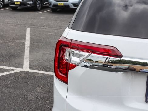 Used 2023 GMC Acadia SLE w/ Driver Convenience Package FWD image 8