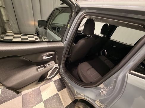Used 2018 Jeep Renegade Latitude AWD/4WD image 7