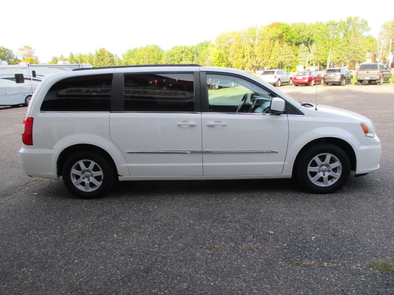 Used 2012 Chrysler Town & Country Touring FWD image 10