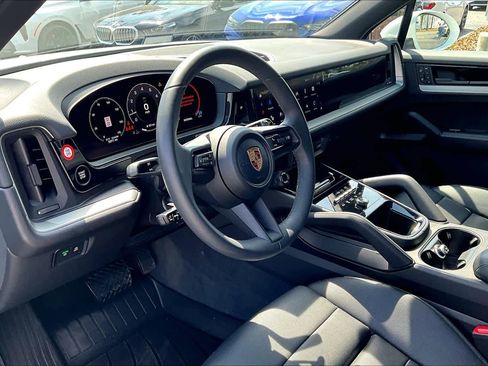 Used 2025 Porsche Cayenne AWD/4WD image 18