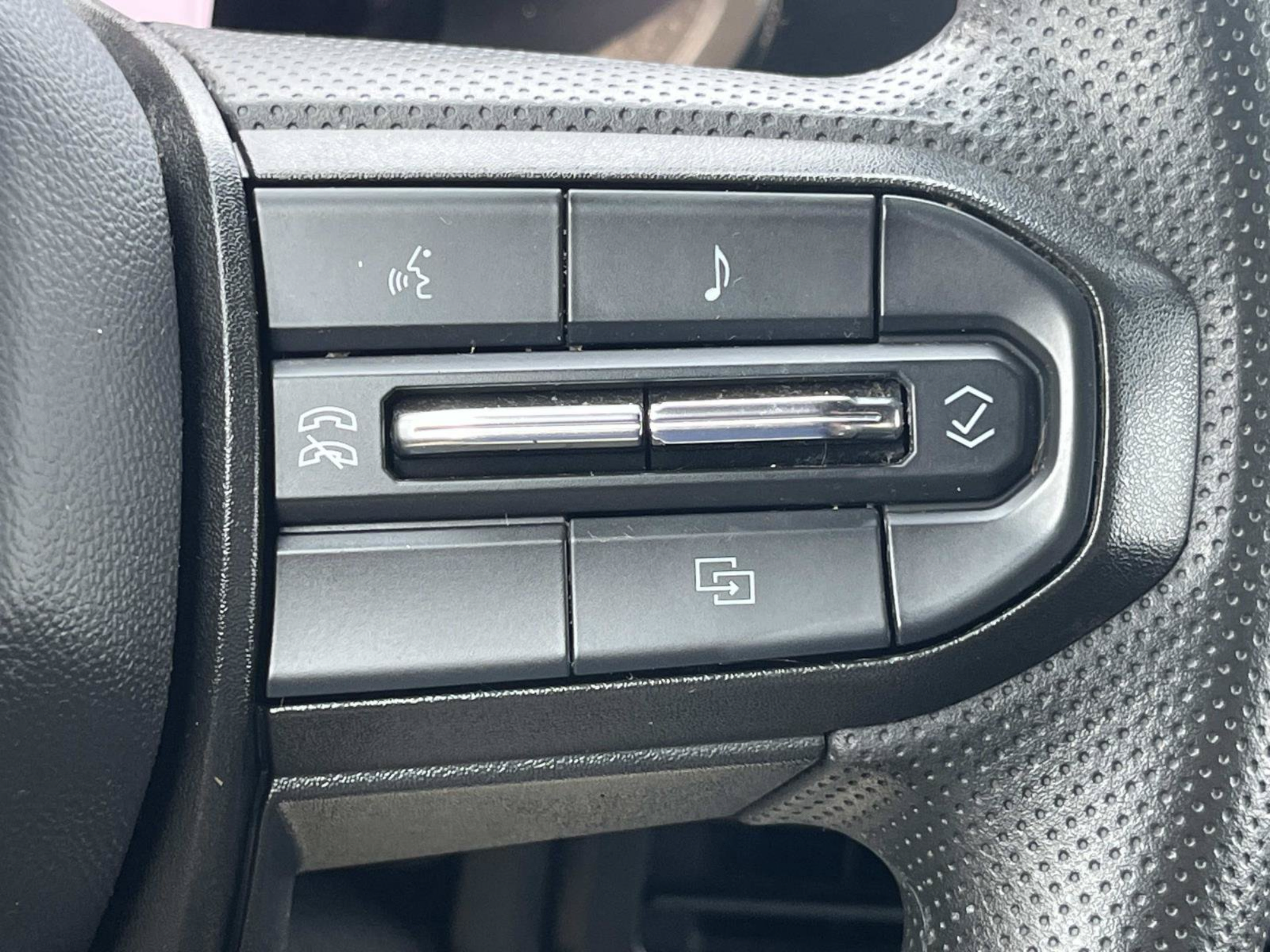 Used 2025 Chevrolet Colorado W/T RWD image 28