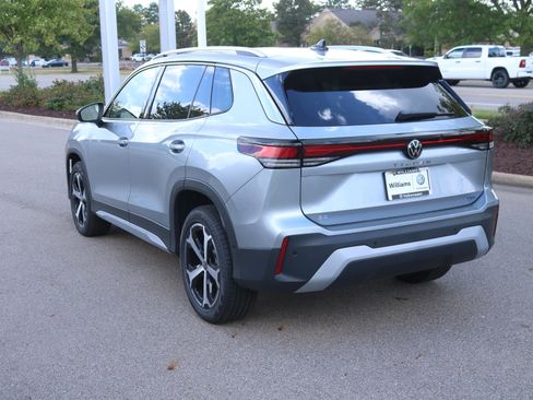 New 2025 Volkswagen Tiguan SE image 7