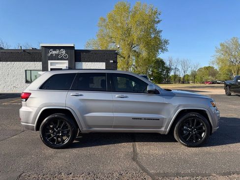 Used 2017 Jeep Grand Cherokee Altitude AWD/4WD image 3