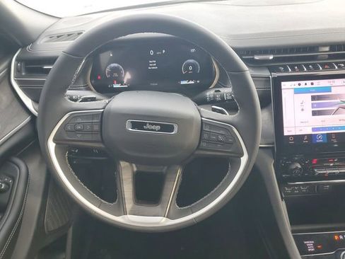 Used 2025 Jeep Grand Cherokee L Limited image 15