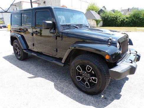 Used 2018 Jeep Wrangler Unlimited Sahara w/ Dual Top Group AWD/4WD image 5