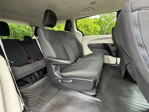 Used 2021 Chrysler Voyager L FWD image 18