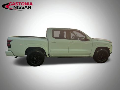 Used 2024 Nissan Frontier SV image 18
