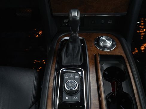 Used 2024 Nissan Armada SL image 19