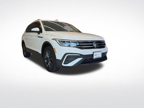 Used 2024 Volkswagen Tiguan SE image 8