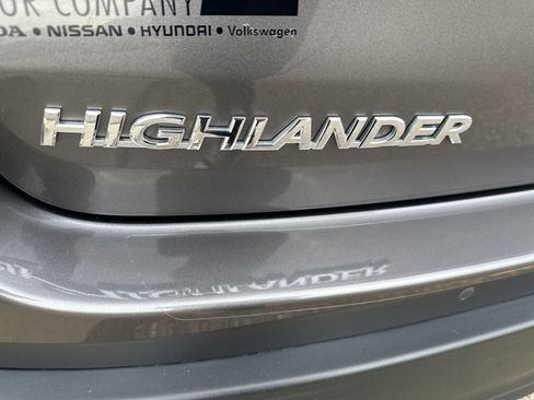 Used 2018 Toyota Highlander Limited w/ Carpet Mat Package (TMS) AWD/4WD image 9