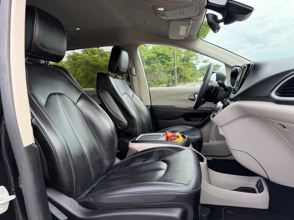 Used 2023 Chrysler Pacifica Touring-L FWD image 32