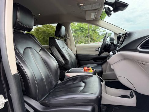 Used 2023 Chrysler Pacifica Touring-L FWD image 32