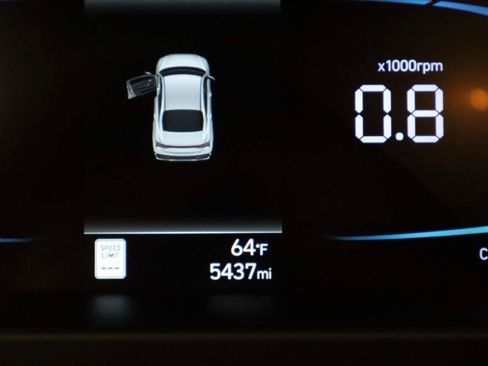 Used 2025 Hyundai Elantra Sport image 8