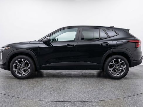 Used 2025 Chevrolet Trax LT w/ LT Convenience Package FWD image 5