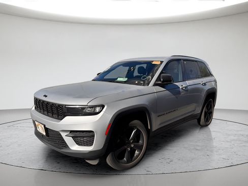 Used 2023 Jeep Grand Cherokee Altitude AWD/4WD image 7