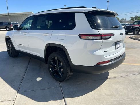 New 2025 Jeep Grand Cherokee L Laredo image 3