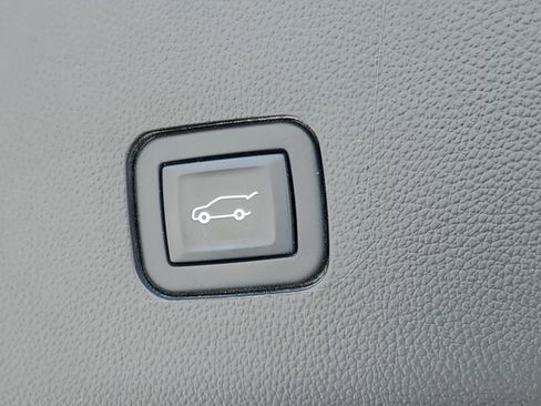 Used 2021 Chevrolet Traverse LT image 12