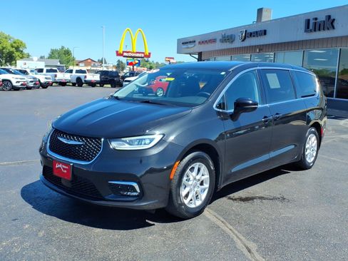 Used 2024 Chrysler Pacifica Touring-L FWD image 8